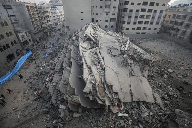AA-20231008-32341238-32341228-ISRAIL_SAVAS_UCAKLARI_GAZZE_SERIDINDE_COK_SAYIDA_NOKTAYI_BOMBALADI