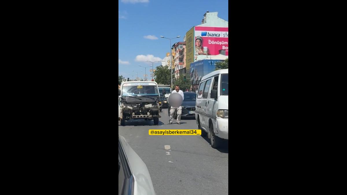 Trafikte iğrenç anlar! Önce hareket çekti, sonra özel bölgesini gösterdi 2