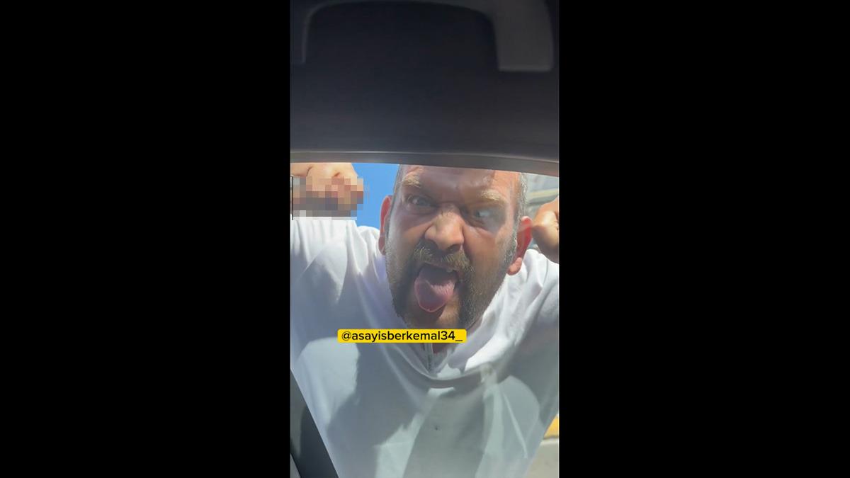 Trafikte iğrenç anlar! Önce hareket çekti, sonra özel bölgesini gösterdi 3