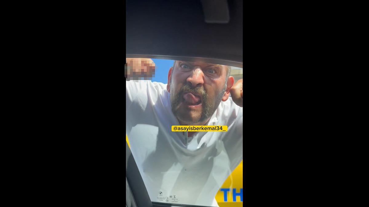 Trafikte iğrenç anlar! Önce hareket çekti, sonra özel bölgesini gösterdi 1
