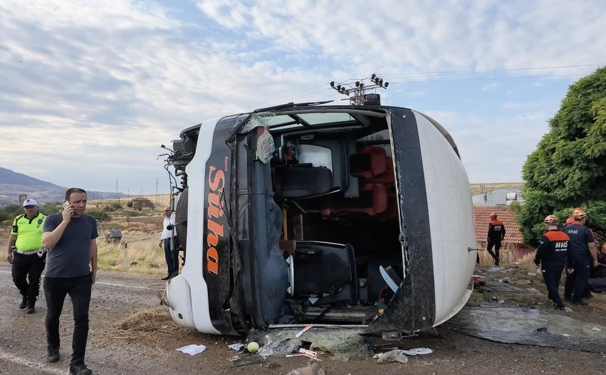 Yolcu otobüsü kaza yaptı! 41 yaralı 1